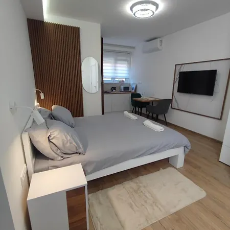 Apartment Happy House 2 Surcin